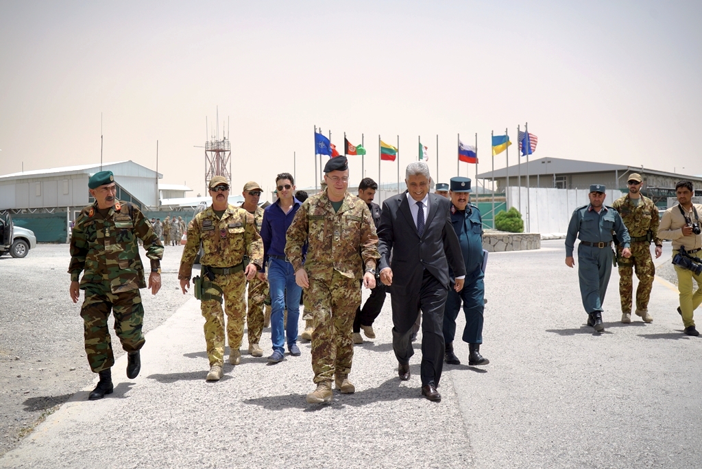 foto_articoli/nuwtyebc3e01ia4yvehd/Gen. Mirra con il Governatore di Herat.JPG